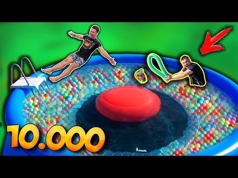 НИКОГДА НЕ ИГРАЙТЕ в ПРЯТКИ в БАССЕЙНЕ с 10000 ШАРИКАМИ !!!