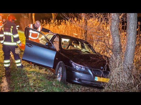 Auto tegen boom op de N201 bij Kortenhoef (BMW 5-SERIE)🚨