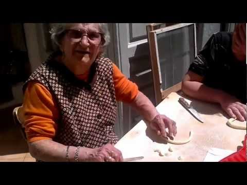 ORECHIETTE BARI VECCHIA  STRADA ARCO BASSO  MAMMA ANNA 93 ANNI .mp4