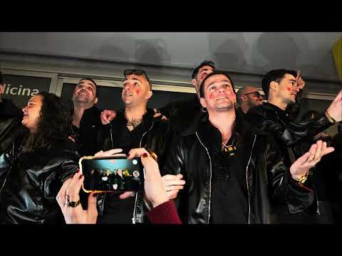 Última cuarteta popurrí "Los Calaita" en la escalerilla de la facultad