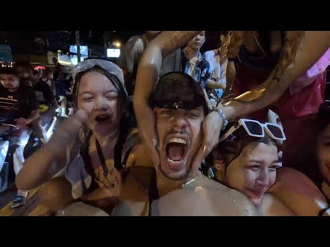 LATE NIGHT WATER FESTIVAL CRAZINESS IN BANGKOK THAILAND  ????????