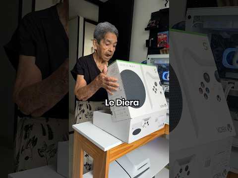 Le Regale Una Xbox Series S a Mi Abuela