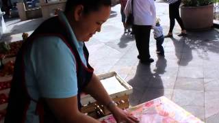 preview picture of video '!Ricos tamales zamoranos de frijoles!...En Mercado del Carmen de Zamora'