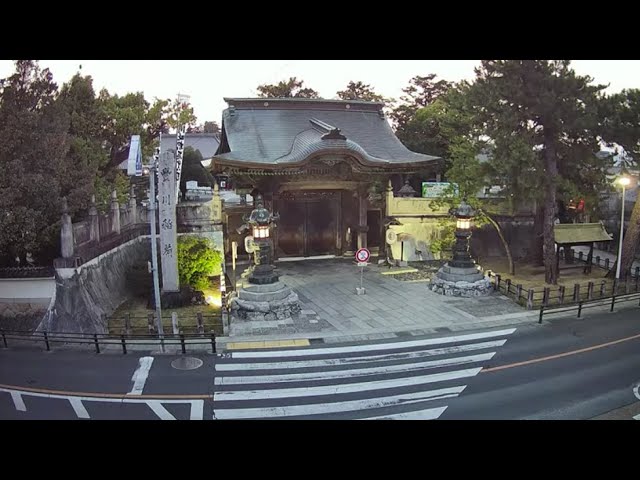 豊川稲荷・総門前