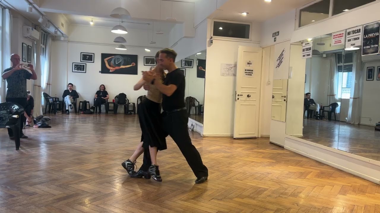 Gustavo Rosas. Demo Clase de Tango con Eugenia en la Escuela Mundial.FEBRERO 2023.Bs AS.ARG.
