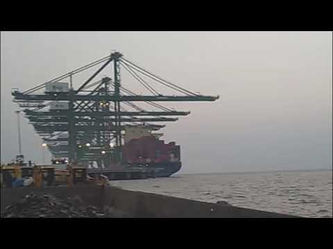 Longreach long boom working in seaport loading ships claw