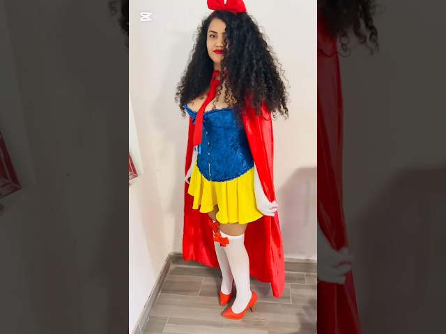 Vídeo relacionado con My Other Me - Disfraz Blancanieves Hombre, talla M-L. Incluye camiseta azul con detalles rojos en las mangas, falda amarilla con elástico en la cintura, capa roja y diadema. ¡Saca tu lado femenino!