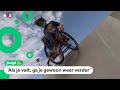 Amos skate op zijn rolstoel en doet toffe stunts