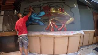 Pintando un graffiti de una rana en Croak's Restaurant