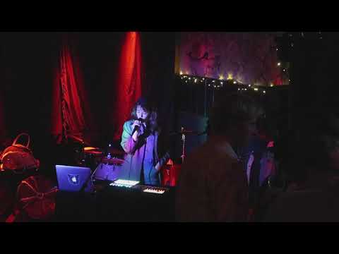 Bella Unwin - Tiny Pub Concert