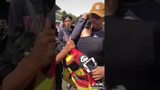 Download lagu Emak gila ditantang balap dan tinju lucky stuntrider #shorts mp3