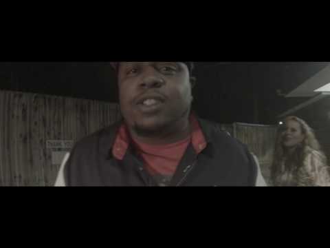 SISTA D( LIVING IN THE MOMENT) FT MACKADOE