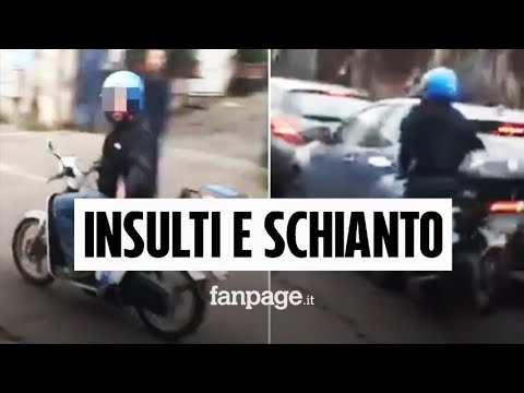 Tifoso della Roma insulta quelli del Leicester, si distrae e si schianta su una macchina