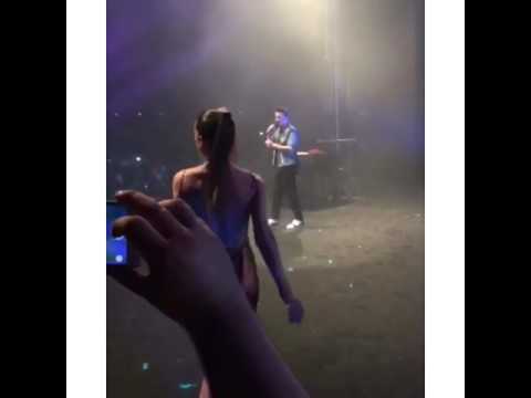 Belen e Cecilia ballano in compagnia di Tony colombo