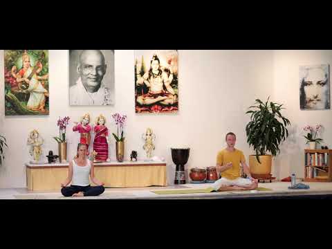 Yogastunde "Meditatives Halten" mit Tilman - Yoga Vidya Mittelstufe - Live 16:15 Uhr 14.08.2021