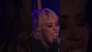 Download lagu The Cranberries - Zombie (Miley Curys cover) mp3