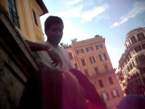 Ein Straßenhändler wird auf der spanischen Treppe (Rom) verarscht