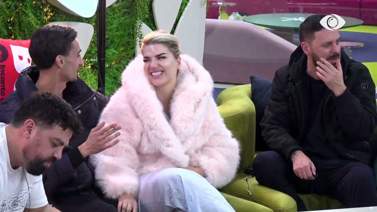 “Tani do ta lë cigaren”/ Banorët shkëmbejnë batuta mes njëri-tjetrit në oborr