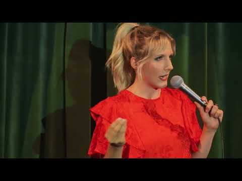 Josefin Sonck läser en godnattsaga i "Släng Dig i Brunnen" (2018) i SVT