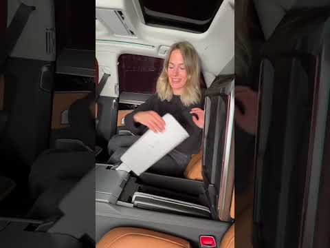 Jessi zeigt euch die Rückbank des Audi A8 L 😱 #shorts | Quattro Power | Tisch | Luxus Auto