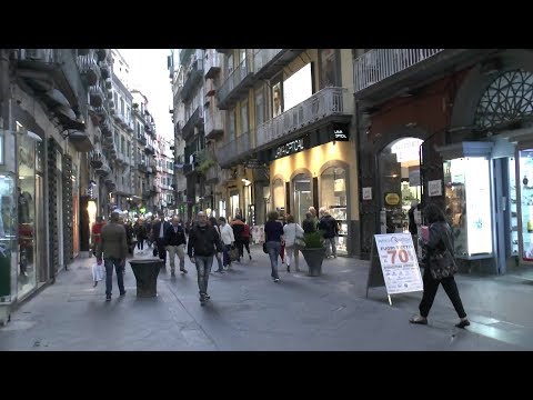 Caminhe por Nápoles, Itália. Castel Sant'Elmo Castel Nuovo Corso Umberto I.
