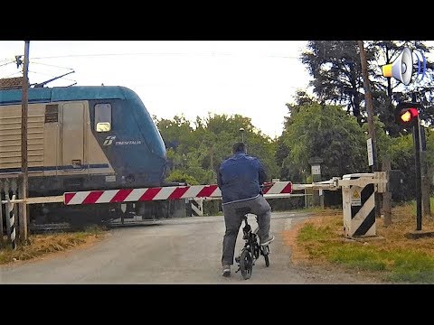 2 passaggi a livello Alessandria Via della Moisa treno in transito # railroad crossing