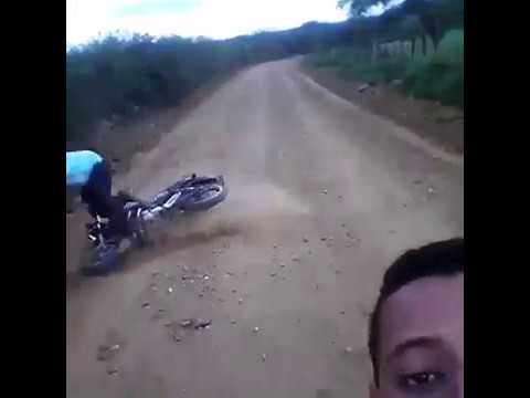 Caio cabeça de Capacete faz gracinha e cai de Moto na Estrada da Laranjeira