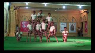 preview picture of video 'Esibizione dei bambini della scuola di Khajuraho'