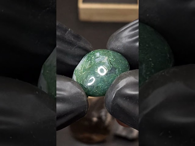 حجر عقيق طحلبي خام تحفة للاقتناء او الاهداء