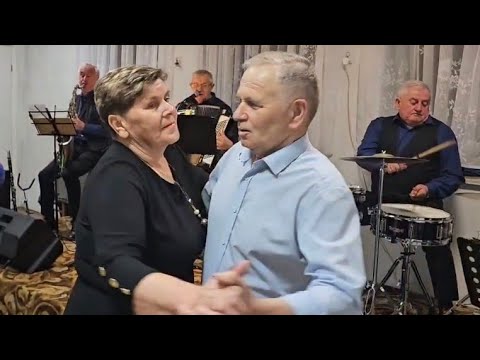 8 listopada 2025r Relacja na żywo  W Sycynie zabawa ze świetną kapelą Bronka Machla. 