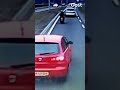 Deze automobilist wil met gevaar voor eigen leven (en die van anderen) nog even snel invoegen
