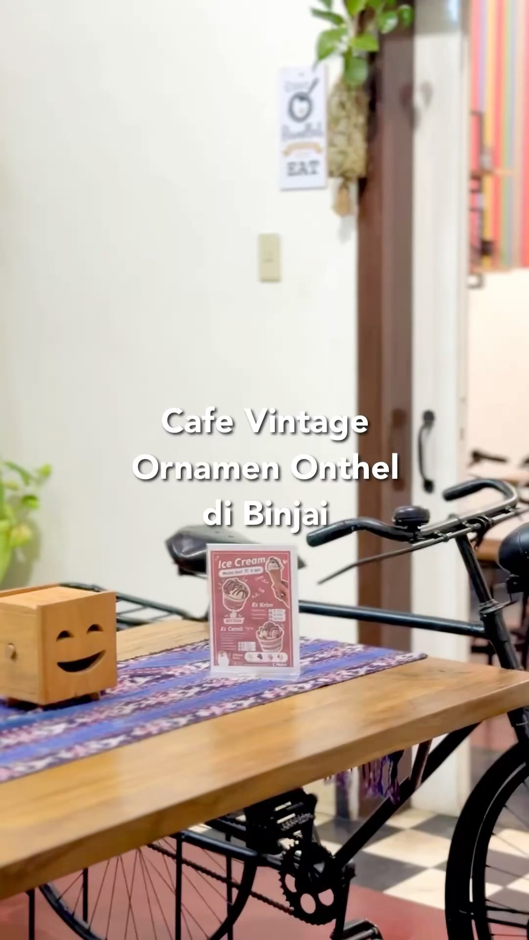 Jangan lewatkan serunya nongkrong di Cafe Onthel! Tempatnya cozy dan makanannya bikin ketagihan! ☕🍰