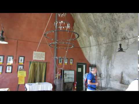 Il salone scavato nella roccia dentro all'eremo di San Cassiano, a Lumignano