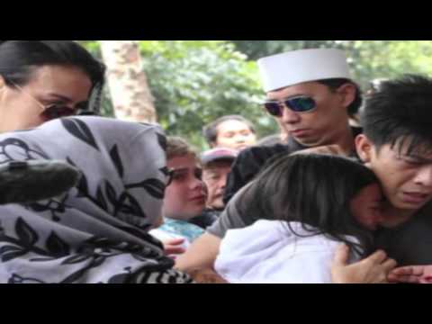 Isak Tangis Anak Ariel Noah Meliahat Kakeknya Dimakamkan