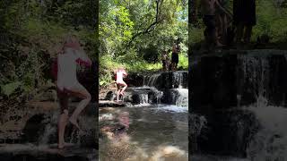🌿 Pequenos Aventureiros Escalando a Cachoeira!
