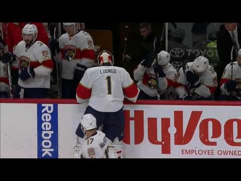 盧安戈被拉後砸棍子，差點打到隊友。 (Luongo smashes stick after being pulled, almost hits teammate)