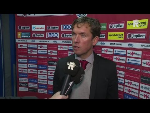 Sparta-trainer Alex Pastoor in gesprek met Ruud van Os