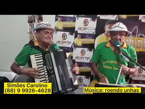 Simões carolino - roendo unha