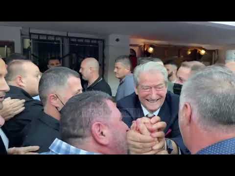 Top Channel/ Demokratët i puthin duart Berishës dhe shtyjnë njëri-tjetrin, pritja në Vlorë: O Hero