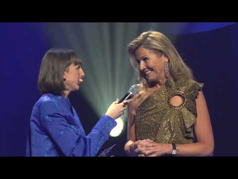 Oh my! Queen Máxima almost flew onto the stage! And look at that golden outfit she's wearing!