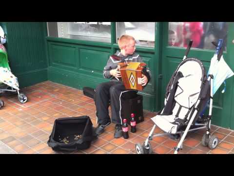 Colm Slattery busking in Cavan (hornpipe & reels)