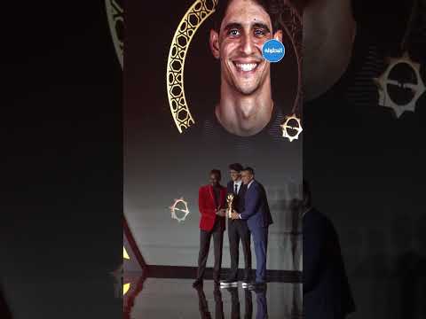 لحظة تتويج بونو بجائزة أفضل حارس ولقطة طريفة مع الحضور في قاعة الحفل 😅😍🇲🇦 - #cafawards2025