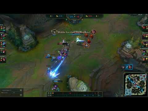 Shaco clone explosion. Perfect timing