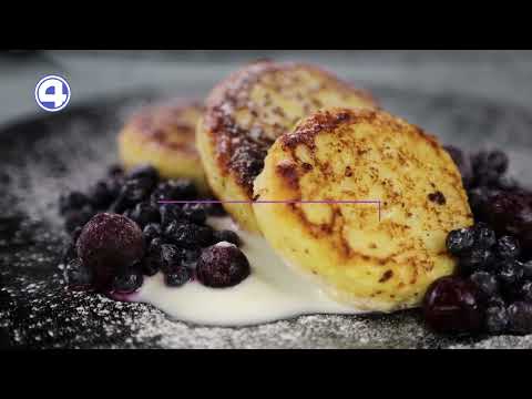 Сырники с черникой и сметаной