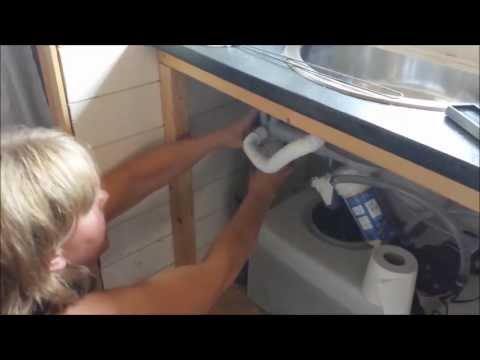 Fixar avloppet i köket samt hyllplan