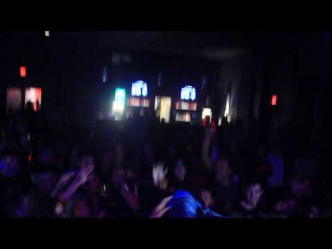 PRINCEMXC LOSES HIS SANDALS WHILE CROWD SURFING