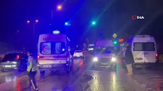 Servis Minibüsü İle Otomobil Çarpıştı: 2 Kişi Yaralandı