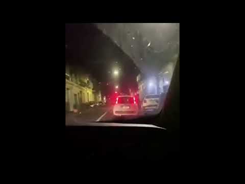 GUIDA COME UN PAZZO E QUELLO CHE COMBINA E' DAVVERO FOLLE!