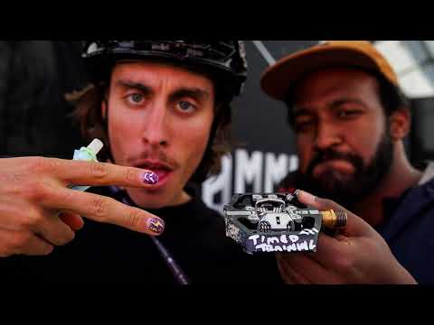 Amaury Pierron and Eliot Jackson speak to Sven Martin after Val di Sole World Cup 2022