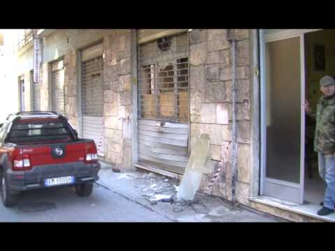 Bomba carta davanti ad un circolo: paura nella notte